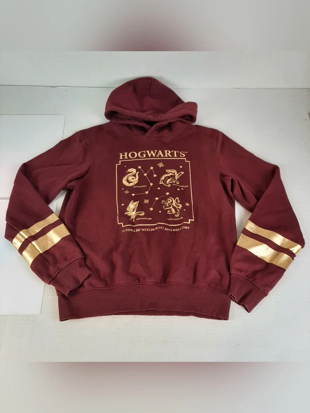 🛍🍀Harry Potter Hogwarts burgundy pullover hoodie w/ gold accents US 20